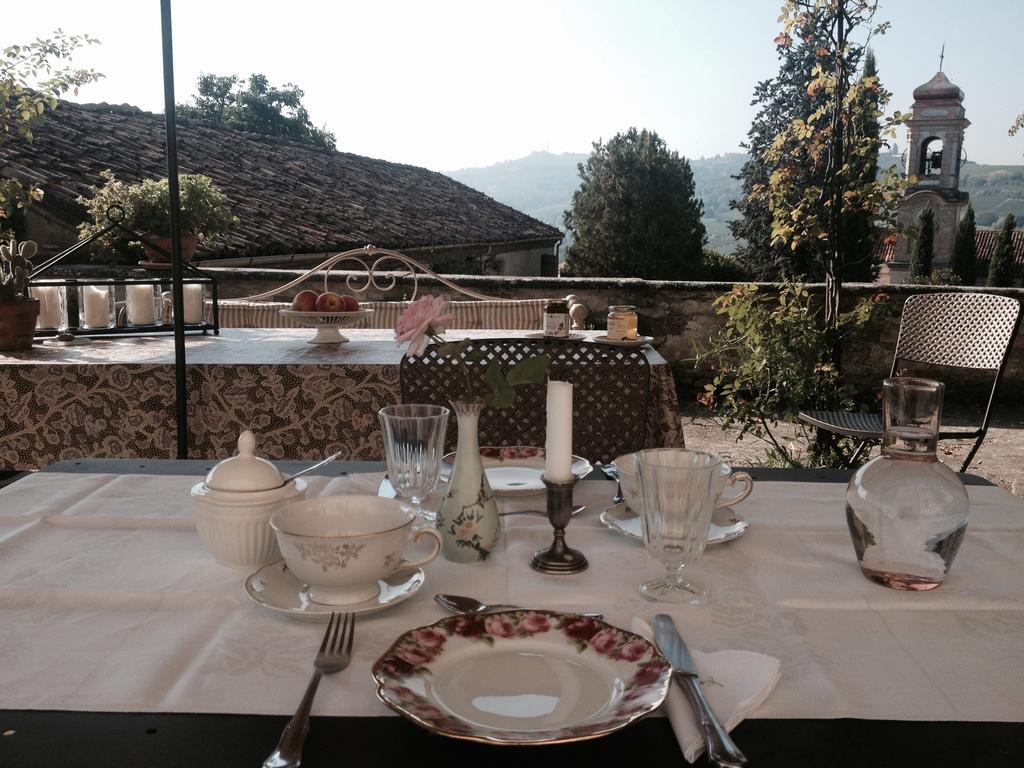 Castello Di Coazzolo Bed & Breakfast Neive Room photo